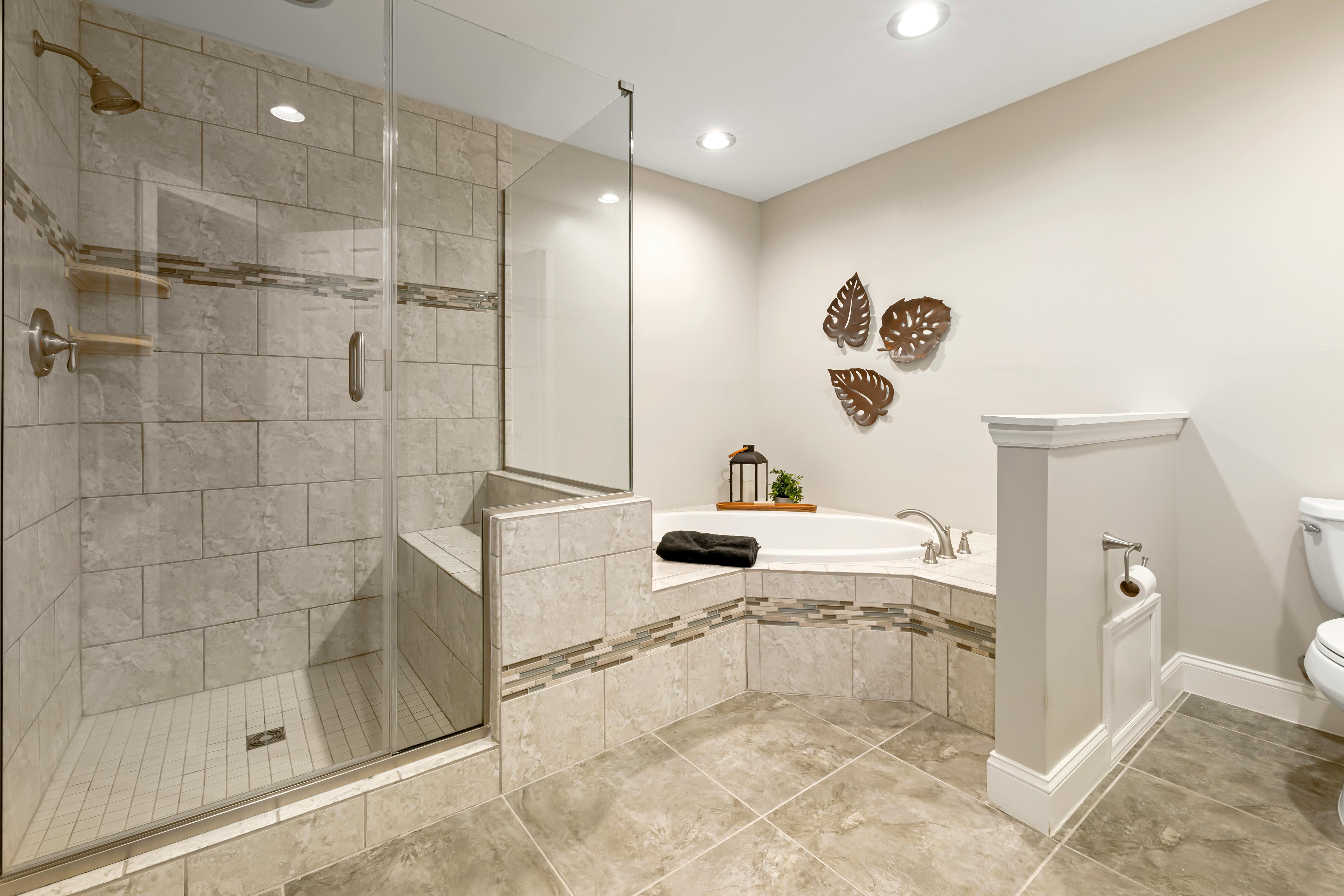 Black Frame Shower Doors That Complement Any Décor