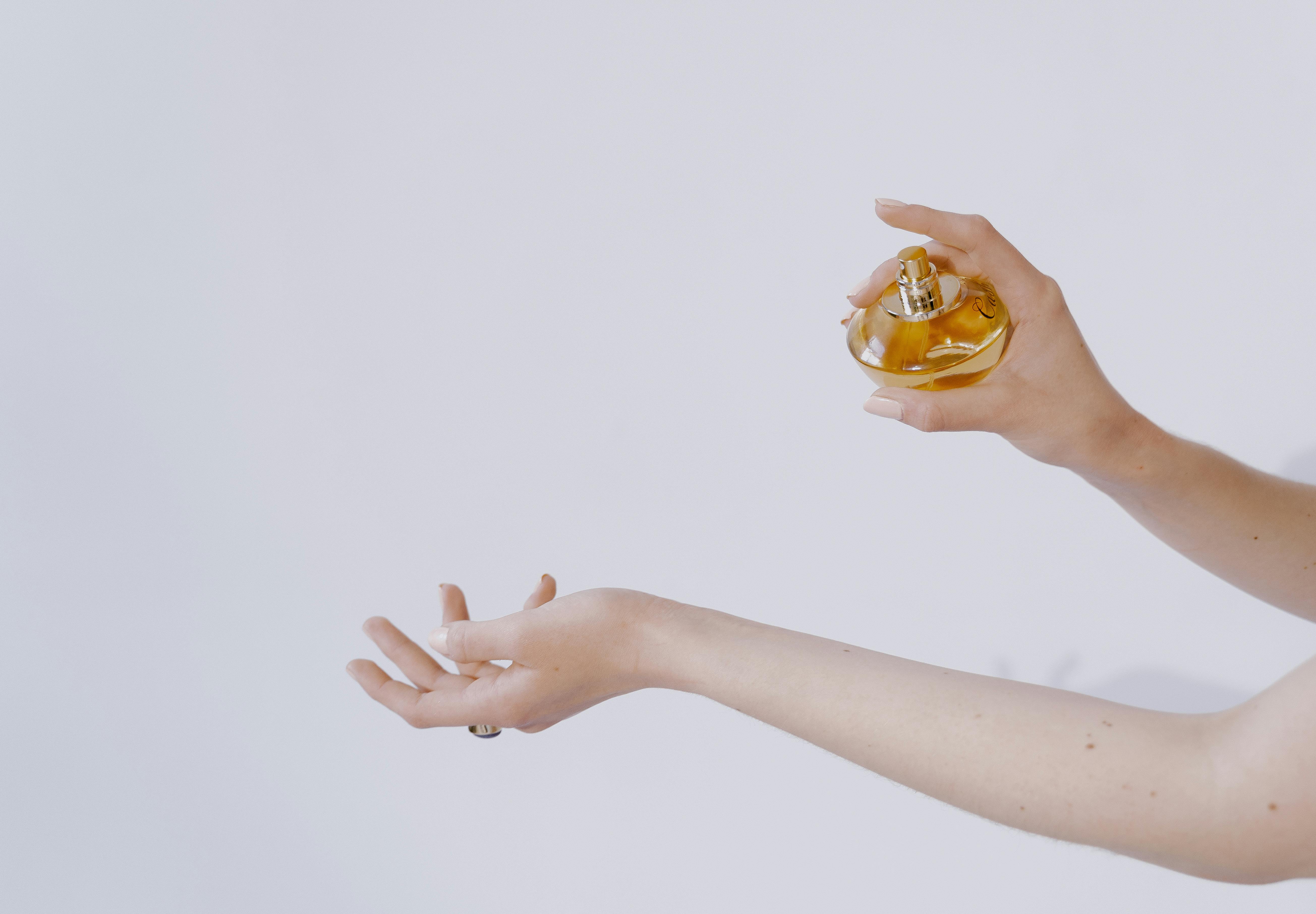 How Long Does Alien Perfume Last? Real-World Longevity Test
