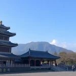 ดูหนังในบรรยากาศสนุกสนาน มีผู้คนรับชมและป๊อปคอร์นเต็มไปหมด