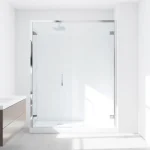 Admirez la paroi de douche élégante et moderne intégrée dans une salle de bain contemporaine.