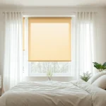 Verduisterende gordijnen blokkeren zonlicht in een gezellige slaapkamer.