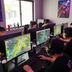리니지프리서버에서 연결된 신난 게임자들, 듀얼 모니터와 생동감 넘치는 게임 설정을 보여줍니다.