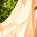 Chiffon stof in een elegante tuinomgeving met zachte kleuren en soepel vallende textuur.